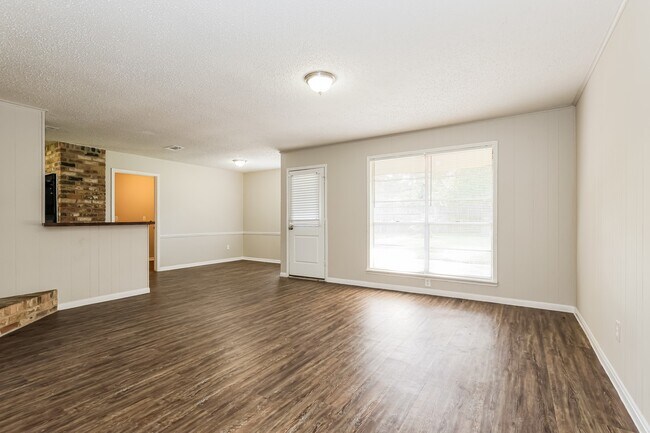 Building Photo - 26218 Maplewood Dr