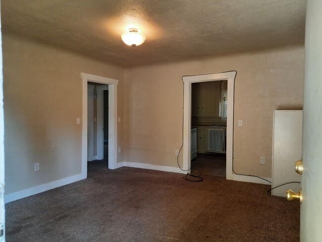 Building Photo - Pet Friendly 2 Bedroom 1  Bath