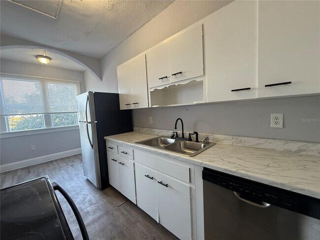 Building Photo - 730 W Central Ave