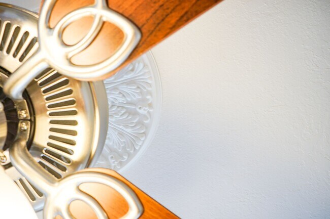 Building Photo - John's Landing 2Bdr w/Hardwoods, W&D, DW + Garage Parking!