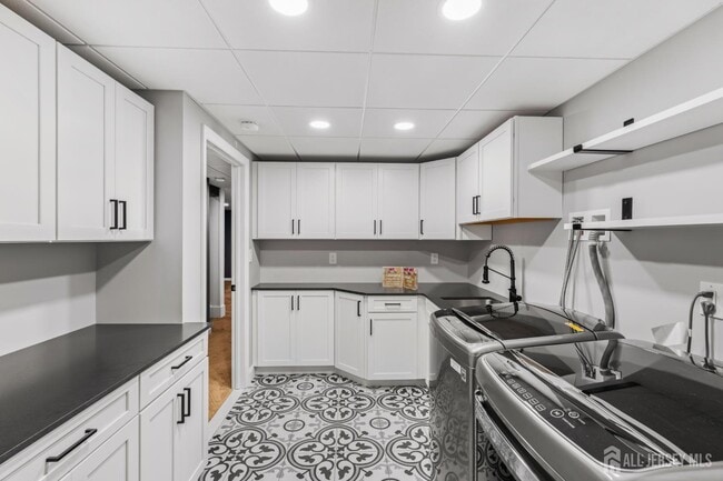 Building Photo - 15 Faxon Dr