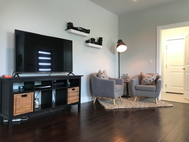 Building Photo - BEAUTIFUL, OPEN TOWNHOUSE CLOSE TO DOWNTOWN