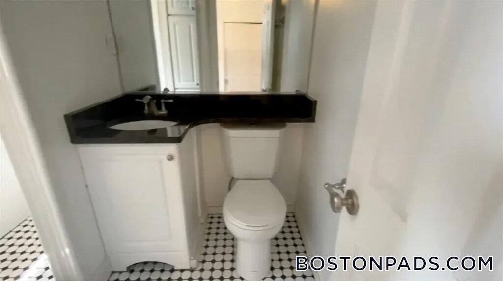 Building Photo - 64 Hemenway St