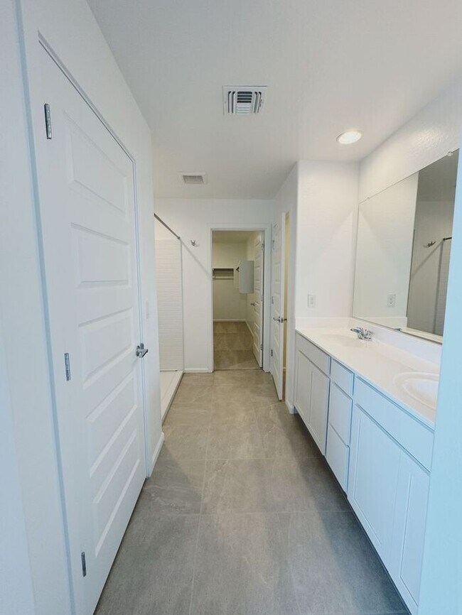 Building Photo - MOVE IN SPECIALS!! New 5-Bedroom Home in P...