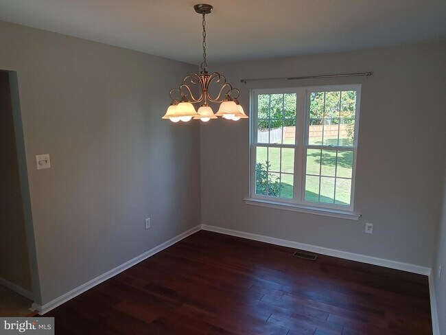 Building Photo - 345 Silver Ridge Dr