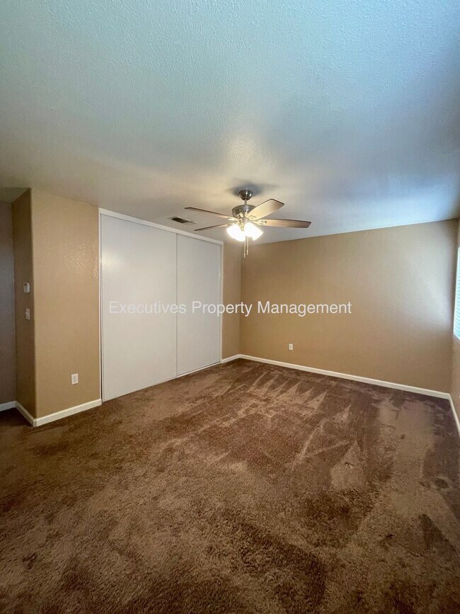 Building Photo - Available Now || 565 Peach Dr Chowchilla