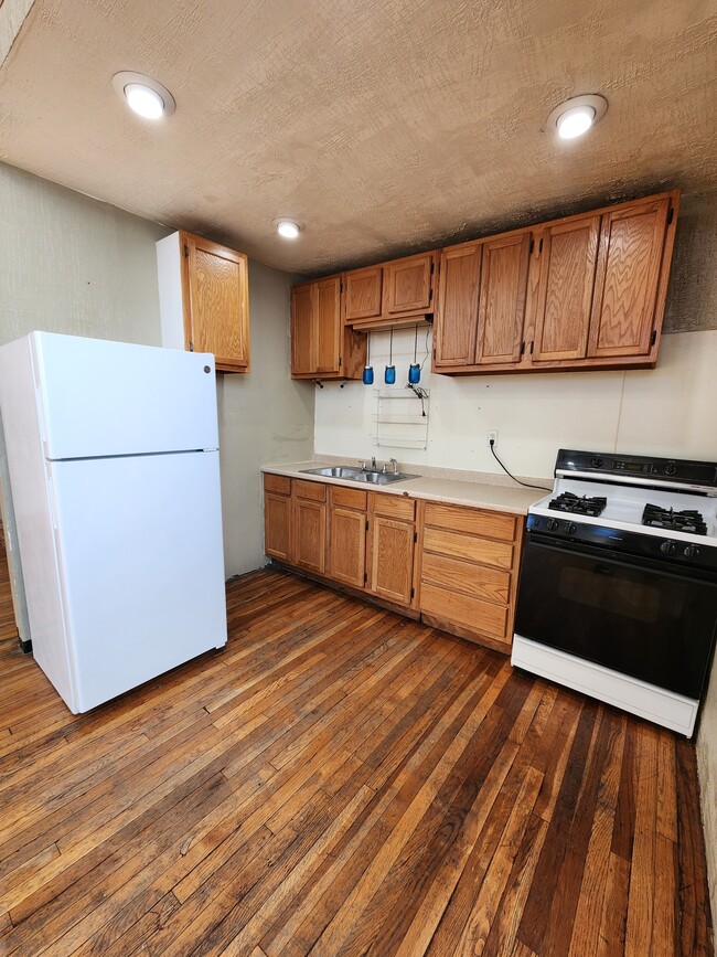 Building Photo - 208 MAINApt