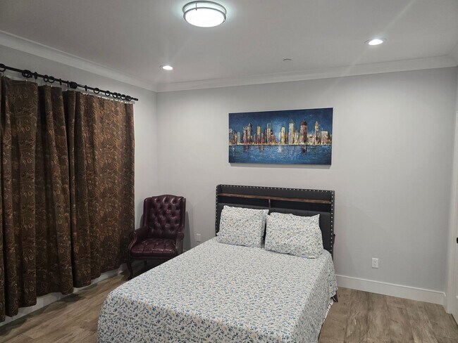 Building Photo - Fully Furnished 2 Bed, 2 Bath Townhome – 5...