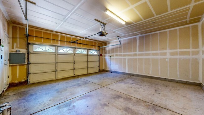 Building Photo - Rincon Valley FIVE Bedroom Three Bathroom Single Family Home!