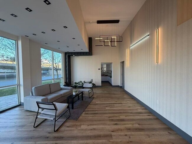 Building Photo - 60 Cross St E