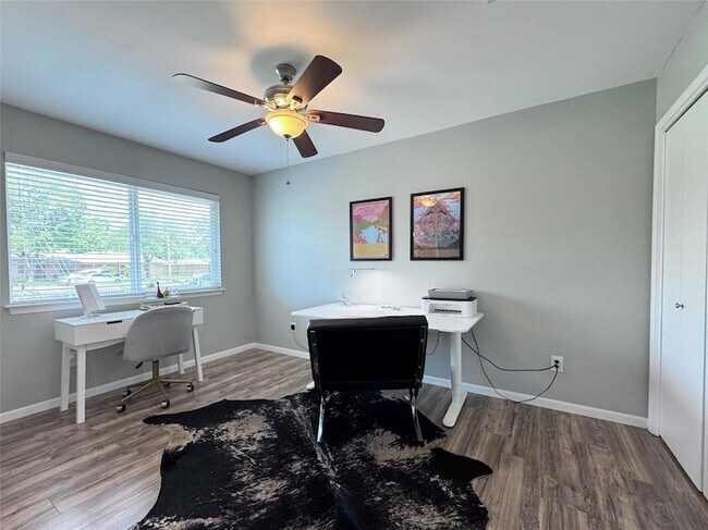 Building Photo - 208 Skyloop Dr