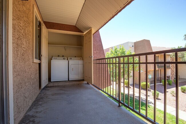 Building Photo - Guard gated SW community with easy Strip a...
