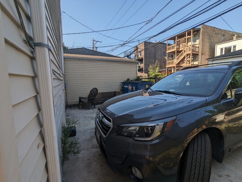 Building Photo - 1423 N Maplewood Ave