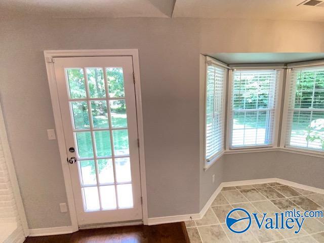 Building Photo - 826 Crestview Dr