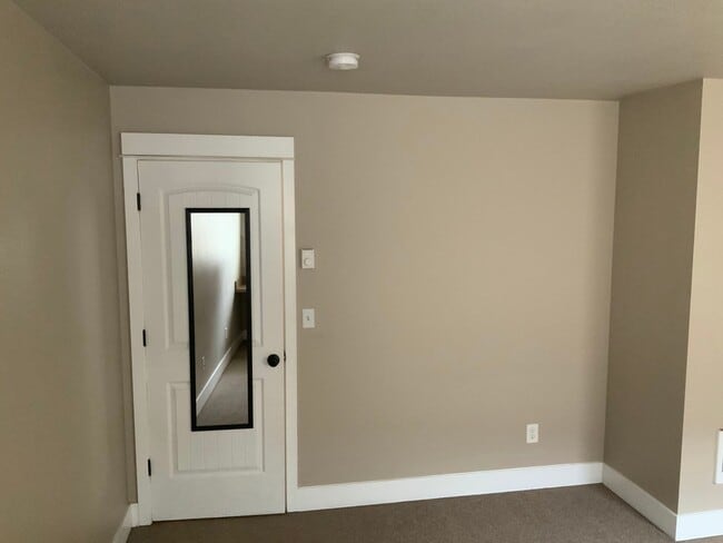 Building Photo - 5 Bedroom Duplex in University Area