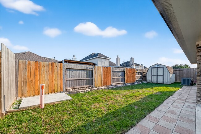 Building Photo - 10422 Acacia Forest tr