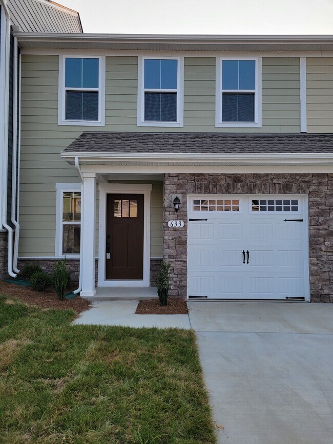 Building Photo - Luxury townhome in a prime Goodlettsville location just minutes to Nashville!