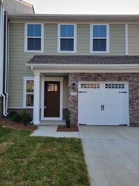Building Photo - Luxury townhome in a prime Goodlettsville location just minutes to Nashville!