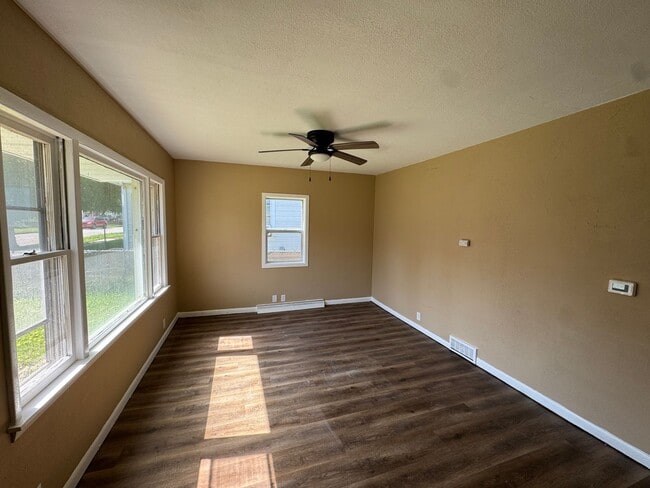 Building Photo - Charming 2-Story Home in Moline!