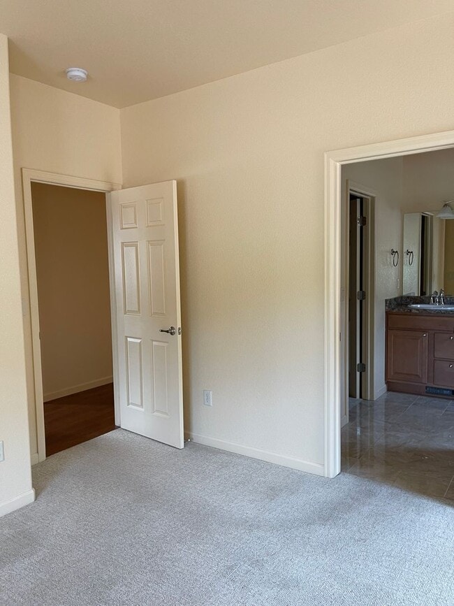 Building Photo - 422 Storm Ridge Dr