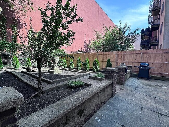 Primary Photo - 323 Grand St