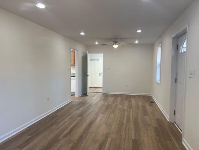 Building Photo - 1914 W Oakland Ave