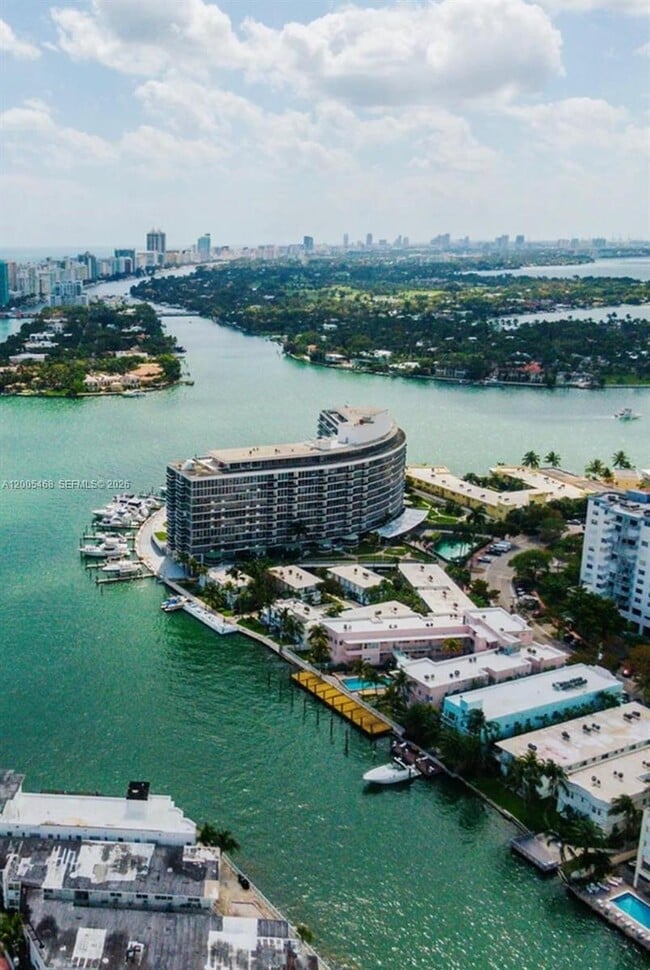 Building Photo - 6865 Bay Dr