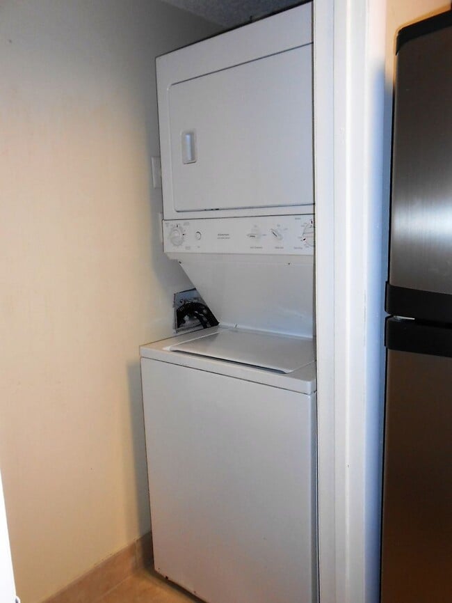 Building Photo - spacious 2 Bed / 2 Bath Condo