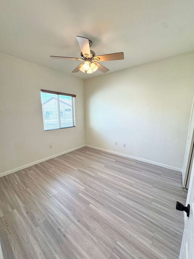 Building Photo - THREE BEDROOM TWO AND A HALF BATH POOL USE SEE VIDEO