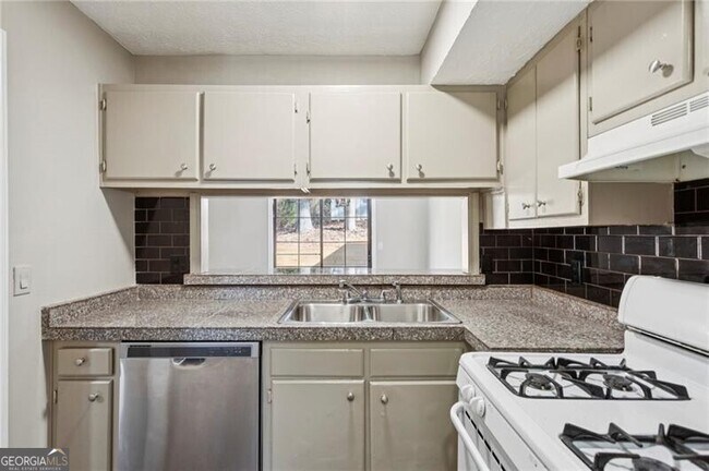 Building Photo - 752 Barnes Mill Trace NE