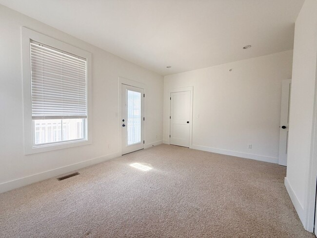 Building Photo - 4-Bedroom Home with Pool Access and Stainless Steel Appliances Near Downtown Cookeville