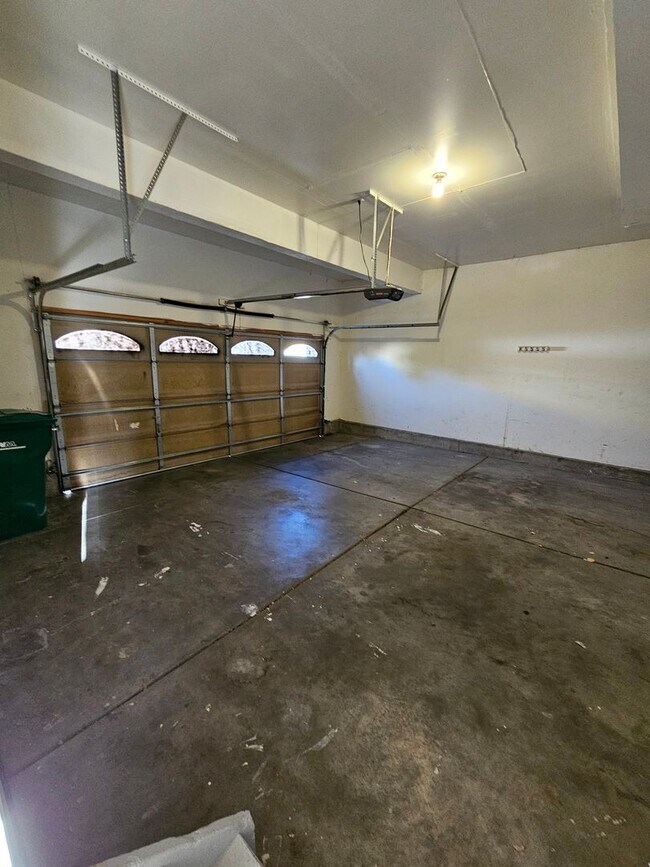 Building Photo - Charming House 3 Beds 2 1/2 Baths 2 Living...