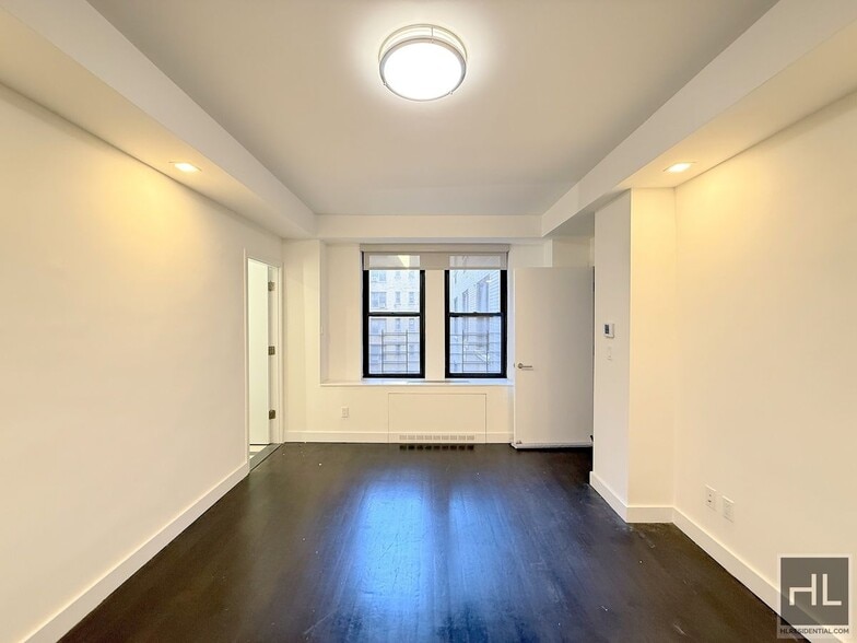 Building Photo - NO fee 1 bed 2 bath with laundry in unit -...