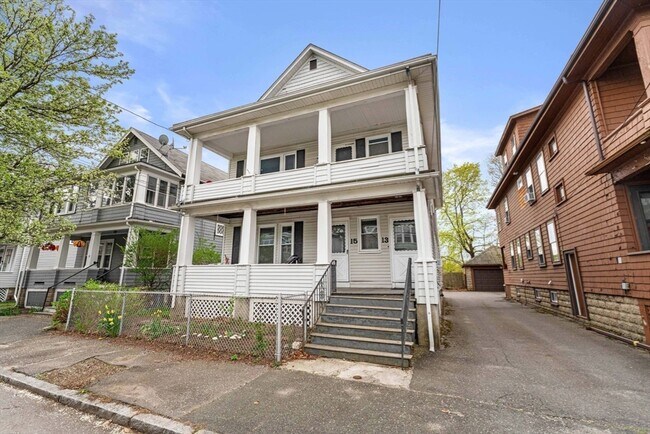 Building Photo - 15 Carney St