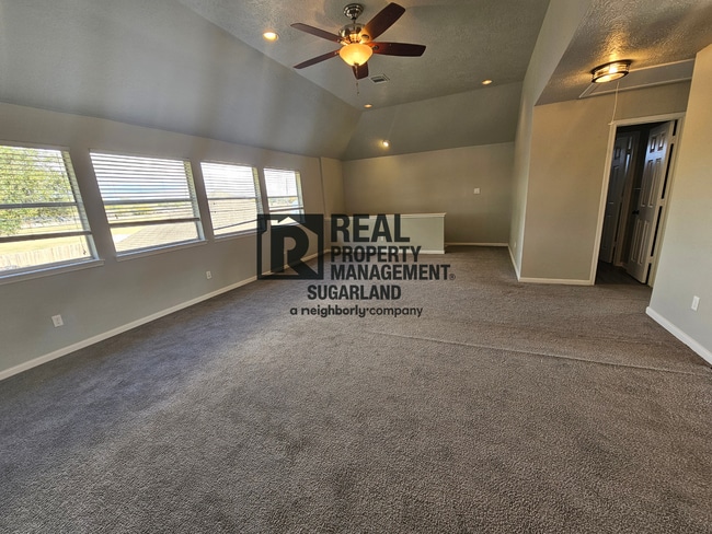 Building Photo - Executive Living in the Heart of Sugar Land