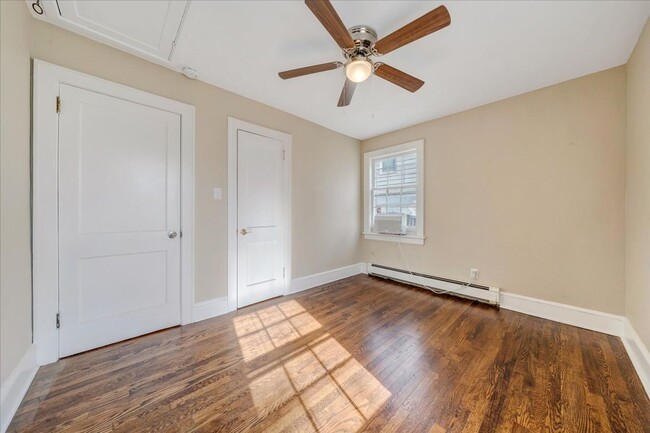 Building Photo - 2 bedroom 1 bath with hardwood floors.