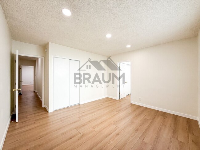 Building Photo - 13129 Oxnard St