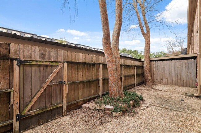 Building Photo - 355 N Post Oak Ln
