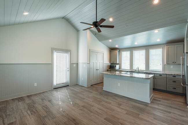 Building Photo - 10 Orrs