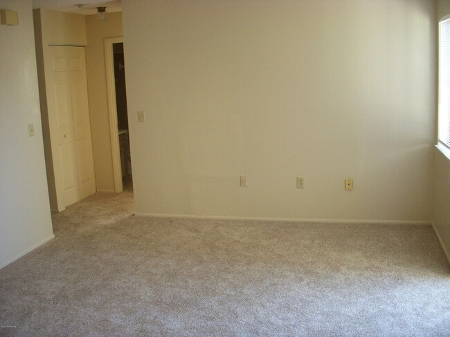 Building Photo - 1000 Abada Ct NE