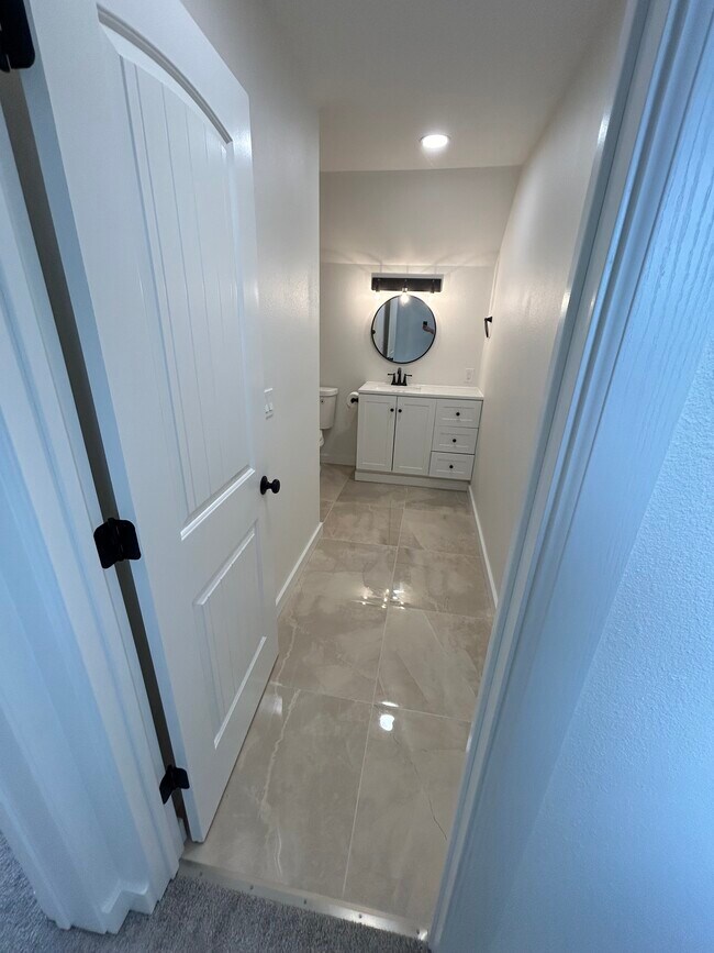 Building Photo - 2050 Roosevelt Ave