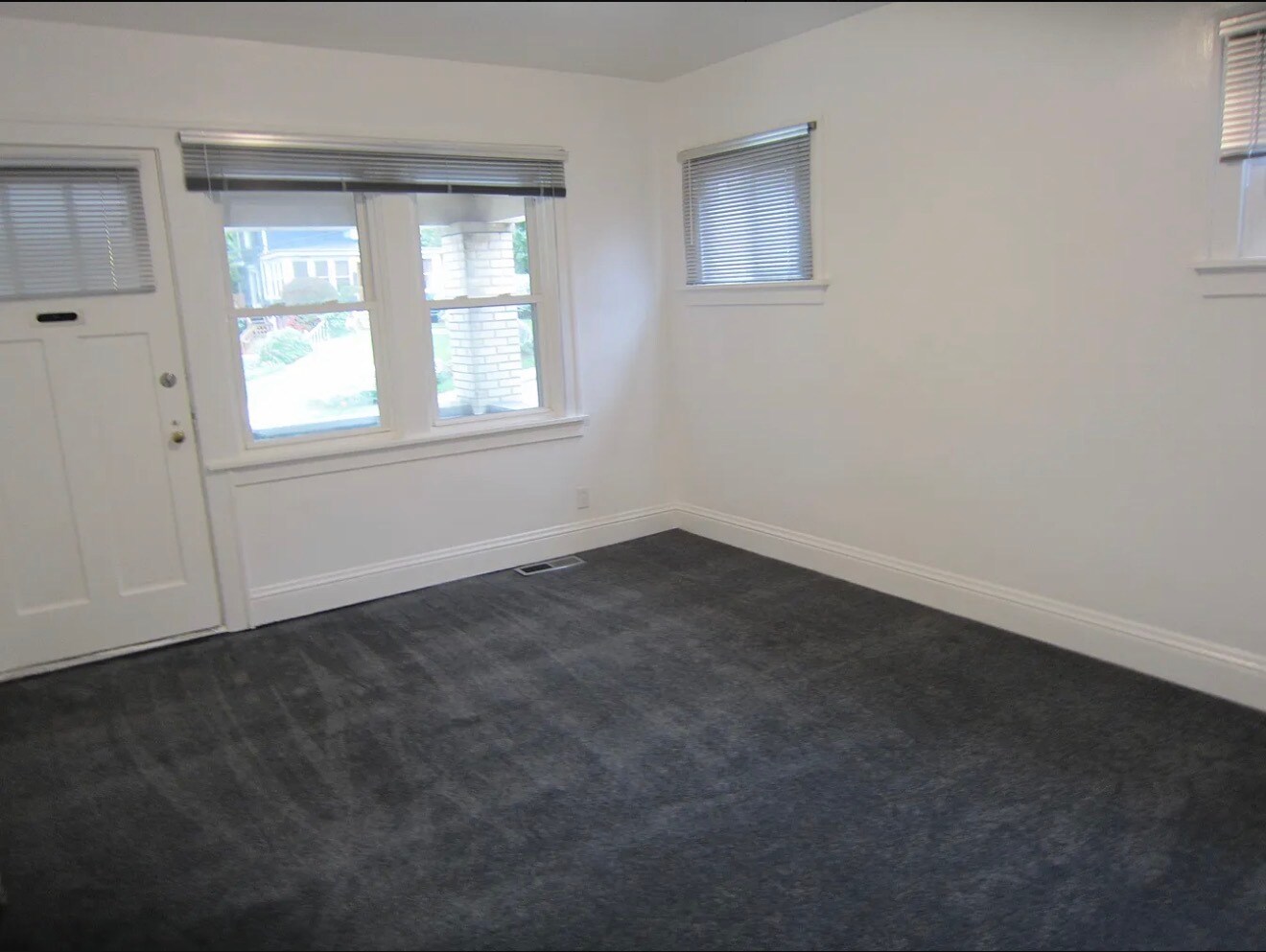 Building Photo - 2840 Dwight Ave