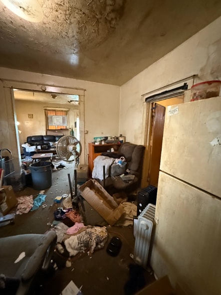 Building Photo - 1096 W Green St