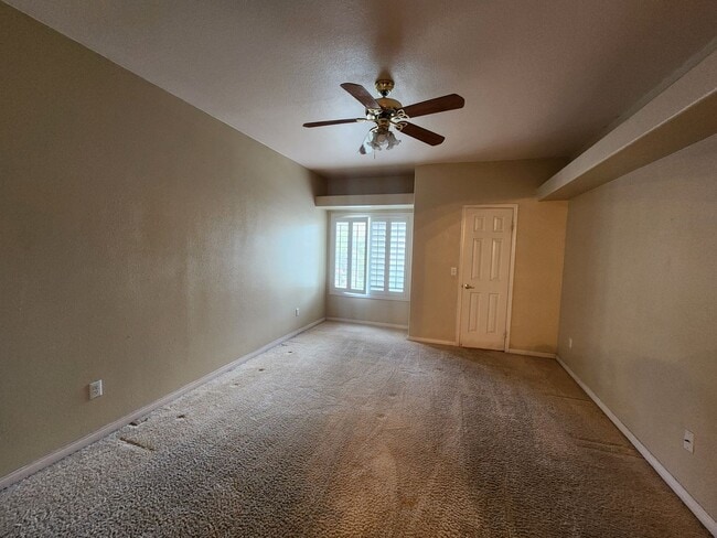 Building Photo - 2nd Story Condo in gated community close to the pool.