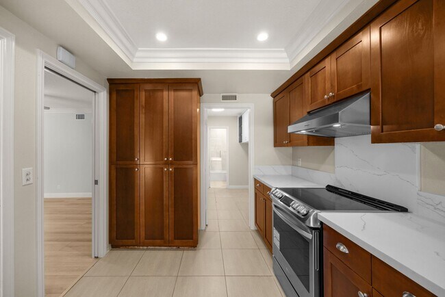 Building Photo - Beautifully upgraded 4-bedroom, 3.5-bathro...
