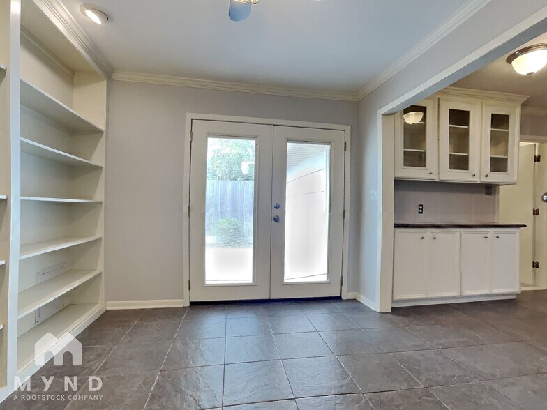 Building Photo - 7519 Schiller St