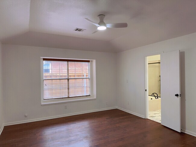 Building Photo - 9114 Woodlake Dr