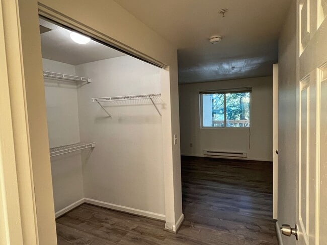 Building Photo - East Hill 2-bedroom top-floor unit w/s/g i...