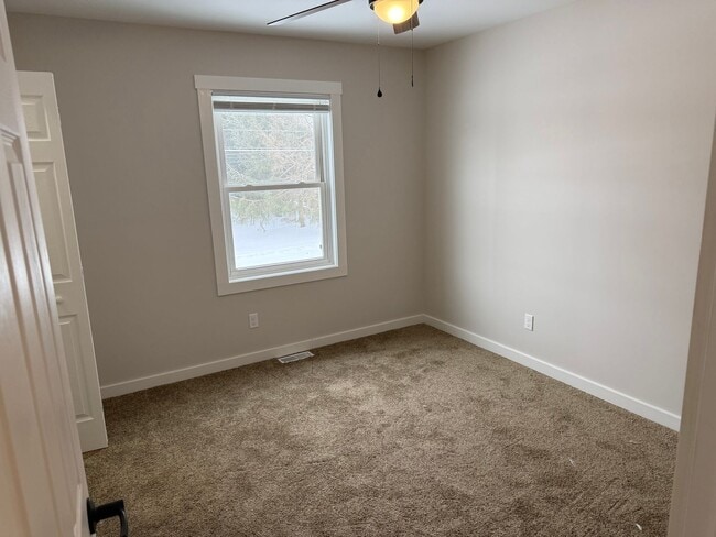 Building Photo - Elizabeth - 321/323