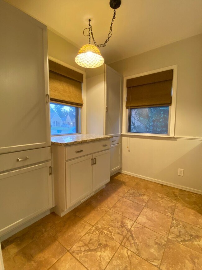 Building Photo - 2 Bedroom 2 Bathroom plus Bonus Room with ALL Appliances Included
